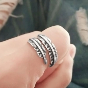 Close-up of vintage S925 sterling silver feather ring with detailed adjustable open band