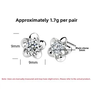 Dettaglio orecchini a lobo a forma di fiore di prugna in argento 925 con zircone da 5mm