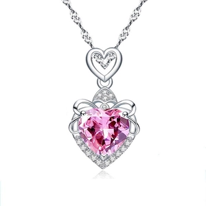 Collier cœur en argent S925 avec pierre rose et détails de couronne délicats