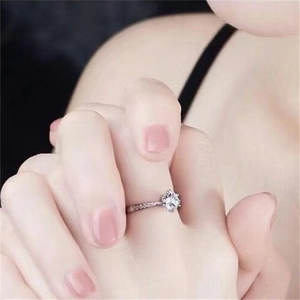 Macro detail of classic six-prong s925 silver ring featuring 1ct solitaire moissanite