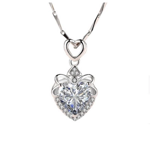 Élégant collier pendentif en forme de cœur avec cristal brillant et nœud papillon en argent