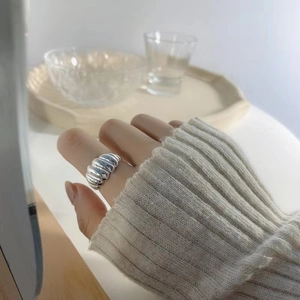 Detailed view of an S925 sterling silver twisted croissant ring on a finger