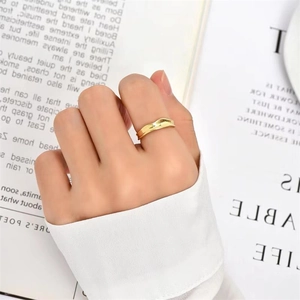Bague vague dorée minimaliste pour femme présentée comme un anneau géométrique chic