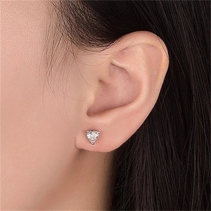 Orecchini a perno a cuore in argento sterling S925 con zirconi indossati dal modello