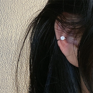 Macro shot of a silver S925 crown ear cuff featuring a round-cut sparkling zircon