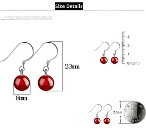 Dettaglio degli orecchini pendenti in agata rossa 8mm con ganci in argento e misura