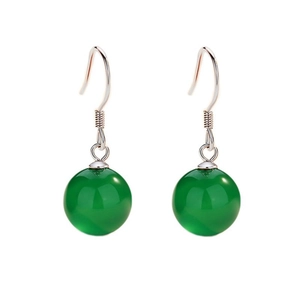 Dettaglio macro di ganci in argento S925 con perle di agata verde lucida su sfondo bianco