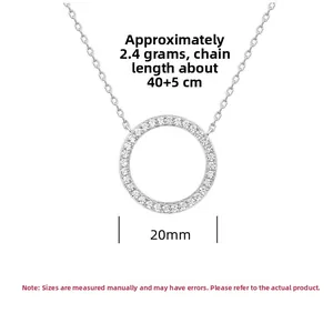 Détail macro du collier pendentif cercle en argent S925 de 20 mm de diamètre
