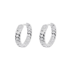 Vue détaillée des boucles d'oreilles créoles en argent S925 avec texture de maille gourmette