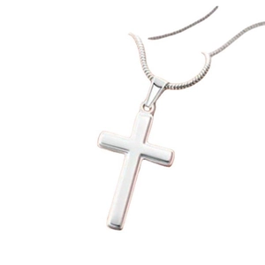 Détail macro d'un pendentif croix en argent S925 minimaliste avec une chaîne serpent fine