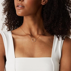 Détails du collier cercle en argent S925 serti de cristaux scintillants sur la peau