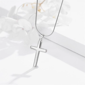 Gros plan du pendentif croix en argent sterling S925 poli avec chaîne maille serpent fine