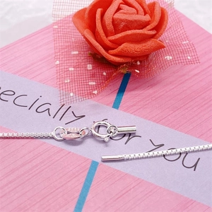 Détail du collier en argent sterling S925 avec fermoir à ressort et poinçon gravé