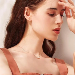 Elegant S925 sterling silver box chain necklace with a single white pearl on a model