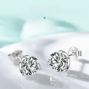 Gros plan de boucles d'oreilles en argent S925 à trois griffes avec zircon rond brillant
