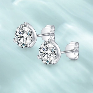 Détail de boucles d'oreilles en argent 925 avec zircons ronds brillants et poinçon S925