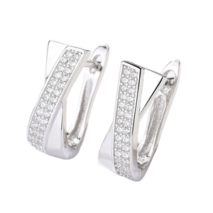 Boucles d'oreilles créoles S925 en argent avec zircons scintillants sur fond blanc neutre