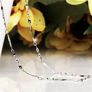 Elegant S925 sterling silver twisted chain necklace with reflective metallic links