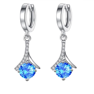 Orecchini in argento S925 con pietre blu tonde e dettagli in nappa per la moda donna