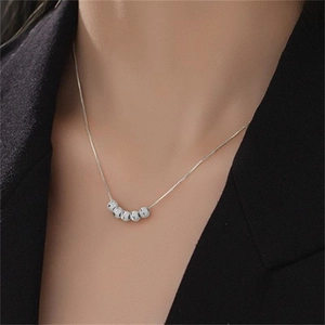 Collier élégant en argent sterling S925 avec cinq perles texturées sur une chaîne fine