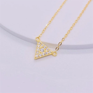 Collier en argent S925 doré avec pendentif triangle serti de zircons brillants et élégants