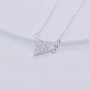 Collier en argent S925 avec pendentif triangle géométrique serti de zircons étincelants