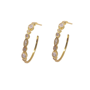 Boucles d'oreilles créoles C dorées avec zircons variés au style minimaliste chic