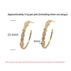 Détail de boucles d'oreilles pendantes en argent S925 plaqué or avec zircons colorés