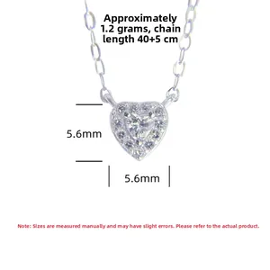 Détails macro d'un collier en argent 925 avec pendentif cœur de 5,6mm et chaîne de 45cm