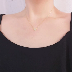 Collier en argent S925 doré avec pendentif triangle serti de diamants sur mannequin