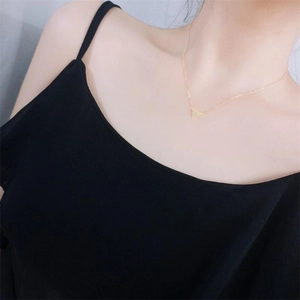 Gros plan d'un collier triangle en argent S925 serti de diamants sur un mannequin