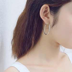 Minimalist S925 sterling silver hollow hoop earrings worn by a model for a stylish look