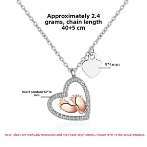 Detailansicht S925 Silber Herzanhänger mit roségoldenen Babyfüßen und Diamanten