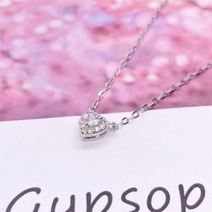 Élégant collier cœur en argent sterling S925 avec zircons pavés sur fond de cerisier