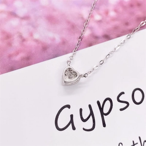 Élégant collier cœur en argent sterling S925 avec une pierre centrale ronde brillante