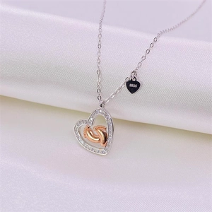 Halskette aus S925 Sterlingsilber mit Herz, roségoldenen Babyfüßen und Zirkonia