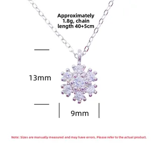 Dettaglio del ciondolo a fiocco di neve in argento S925 con misure 13x9mm