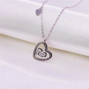 Halskette aus S925 Sterlingsilber mit hohlem Herzanhänger und Baby-Fußabdruck-Motiv