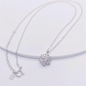 Dettaglio della collana a fiocco di neve in argento S925 con zirconi cubici scintillanti
