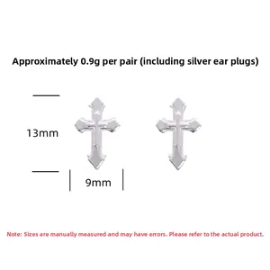 Vue détaillée des boucles d'oreilles croix en argent S925 mesurant 13mm par 9mm