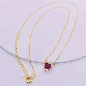Collana minimalista in argento S925 con pendente a cuore rosso e catena dorata