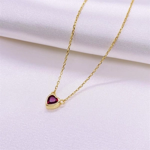 Elegante collana in argento S925 dorato con ciondolo a cuore rosso su seta bianca