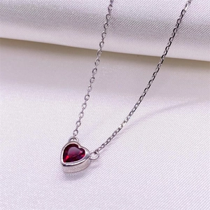Elegante collana in argento sterling S925 con pendente a cuore in rubino su seta