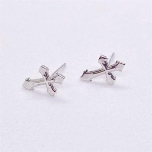 Vue macro de boucles d'oreilles clous croix en argent 925 au style gothique vintage