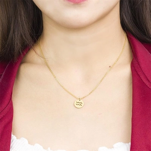 Gros plan d'un collier pendentif Verseau en argent S925 doré porté par un mannequin