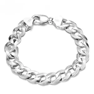 Gros plan sur la maille gourmette en argent S925 avec poinçon 925 sur le fermoir mousqueton