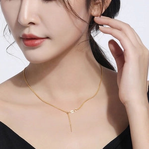 Detail of adjustable gold-plated S925 sterling silver chain with needle slide buckle