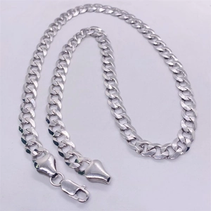 Détail d'une chaîne gourmette en argent S925 avec fermoir mousqueton et maillons plats