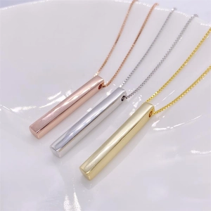 Vue détaillée de trois pendentifs barres minimalistes en argent S925 en or, argent et or rose