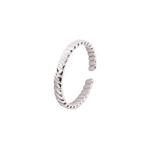 Détail macro de la texture torsadée en argent sur une bague ajustable en argent 925